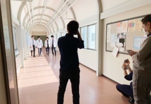渡り廊下を医局員が歩くシーンを静止画と動画で同時撮影。