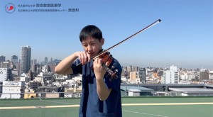 バイオリンが趣味のドクターがヘリポートで生演奏するシーンを撮影。こんな絵、見たことないでしょっ！